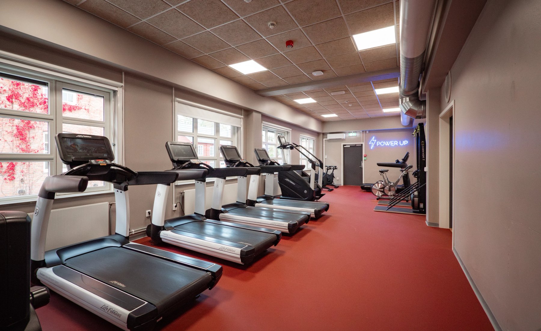 Kondinsjonsavdeling med tredemøller, trappemaskin, skierg og spinningsykler.