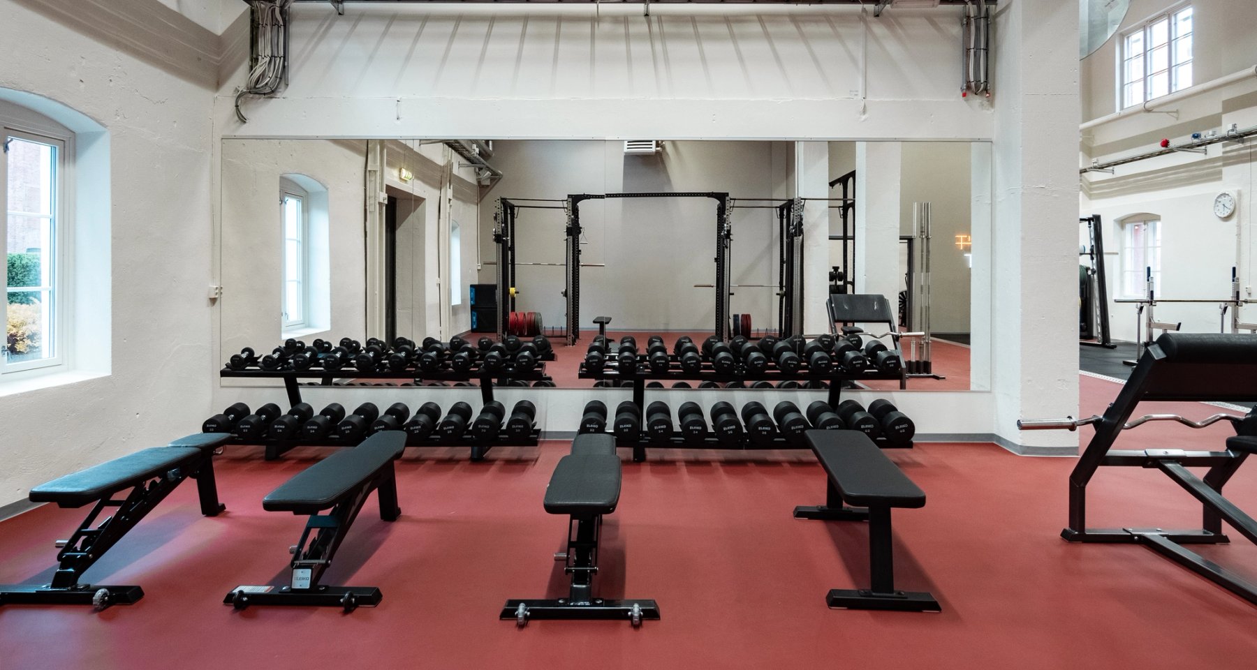 Fire justerbare treningsbenker, en curl-benk og et utvalg manualer. 