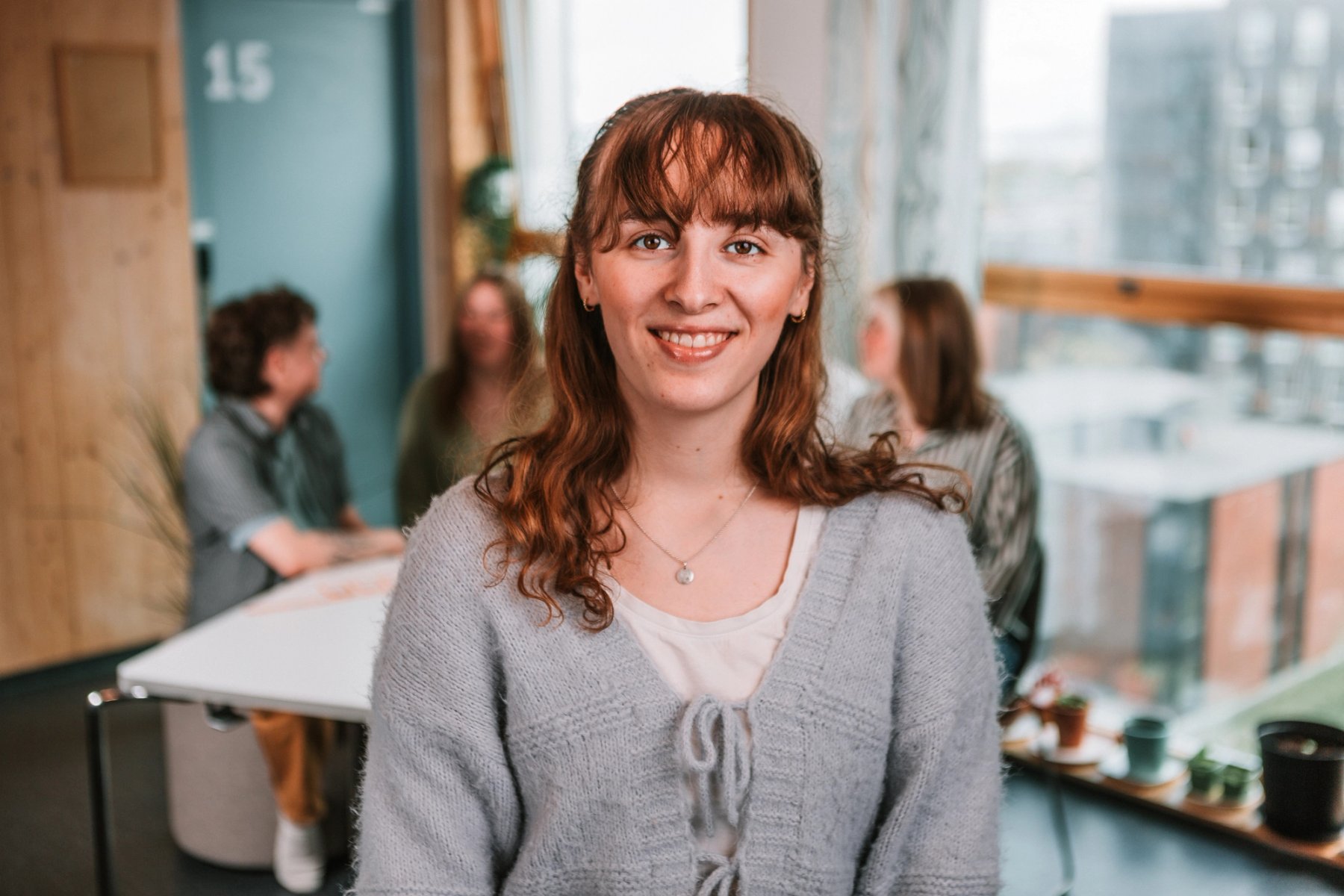 Bilde av en smilende student i et fellesareal i et kollektiv