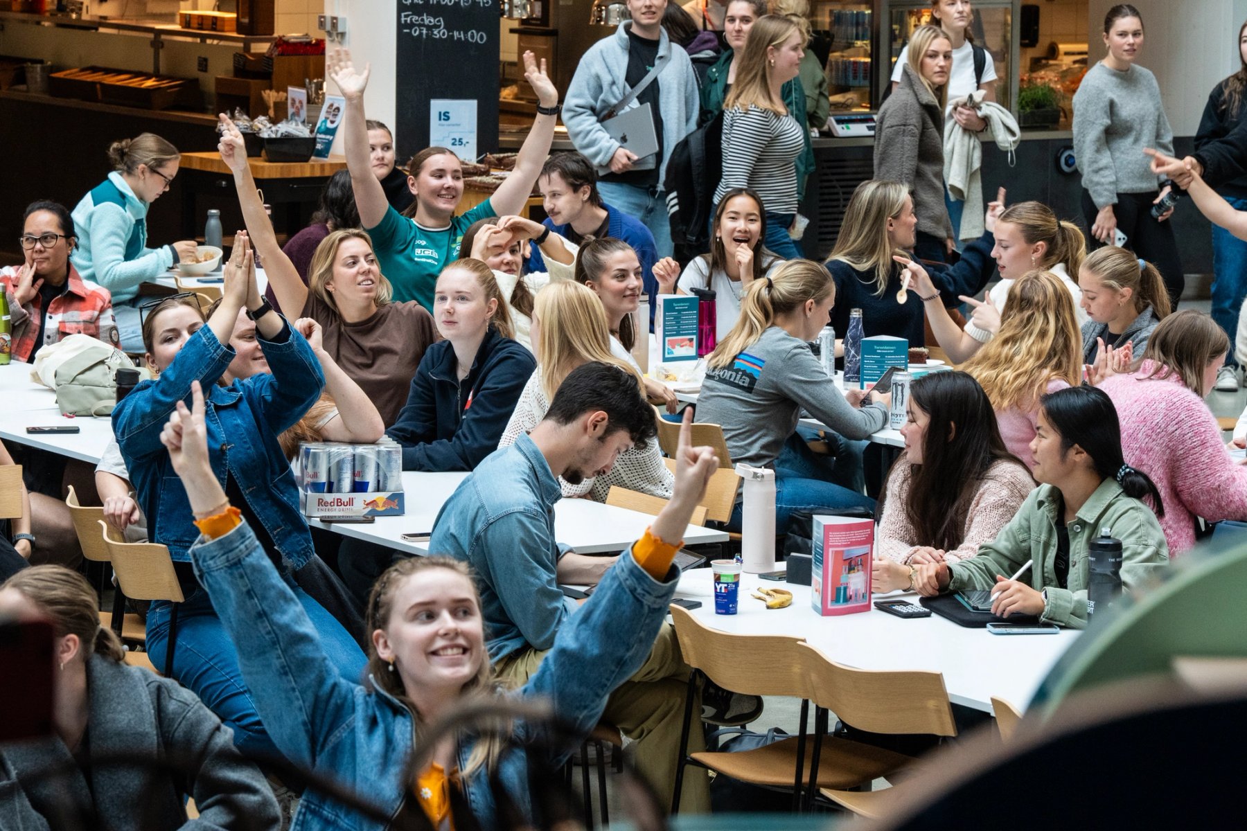 Mange studenter rekker opp hånda og viser at de vil være neste deltaker på gameshowet