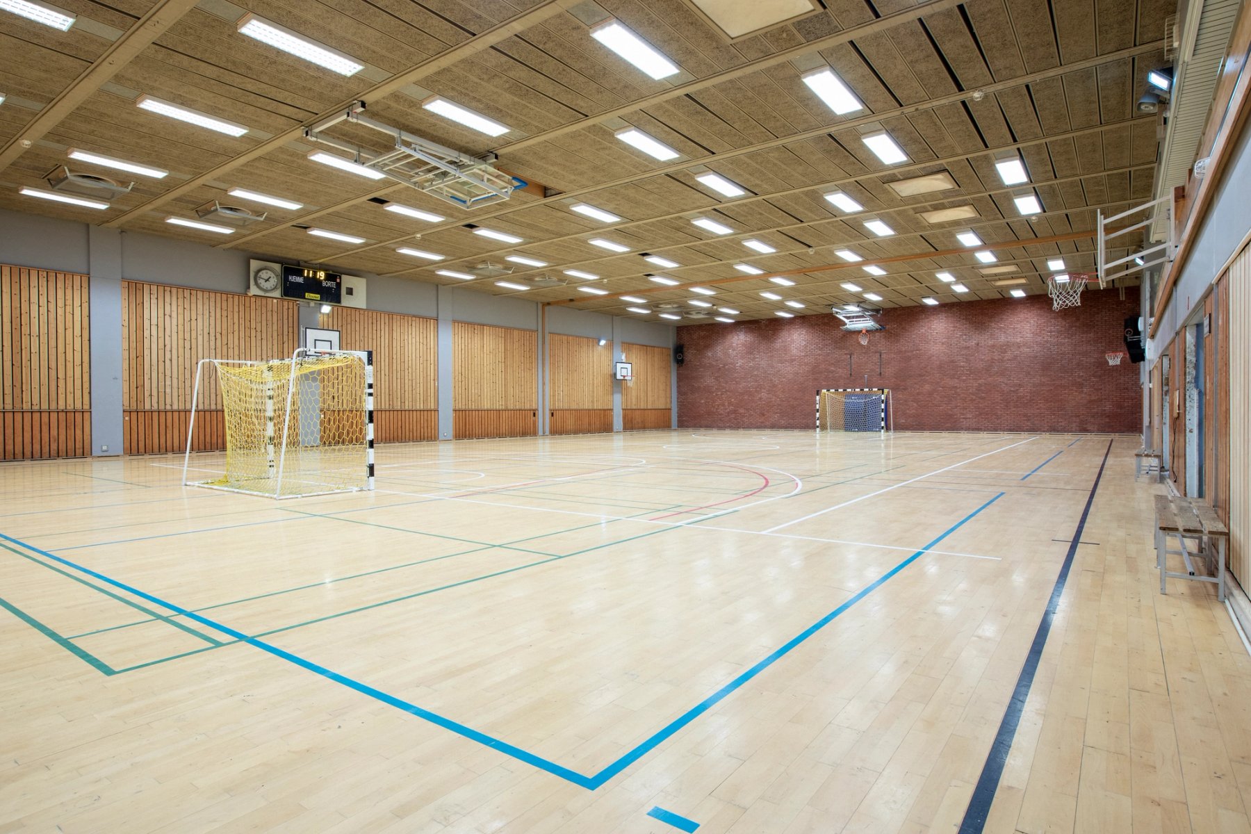 En stor idrettshall med mål og oppmerking for blant annet håndball, basketball og volleyball. 