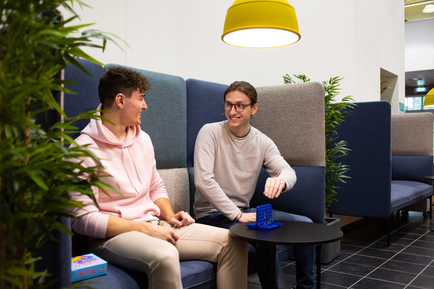 Studenter som har det hyggelig G-Lounge på Gjøvik