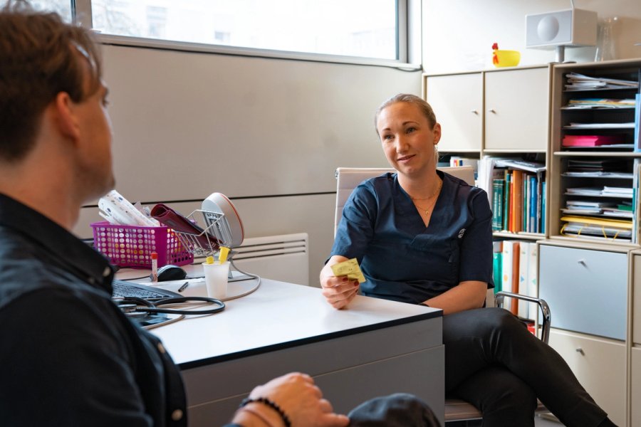 Image of a student talking with a healthcare professional at Sit’s health service.