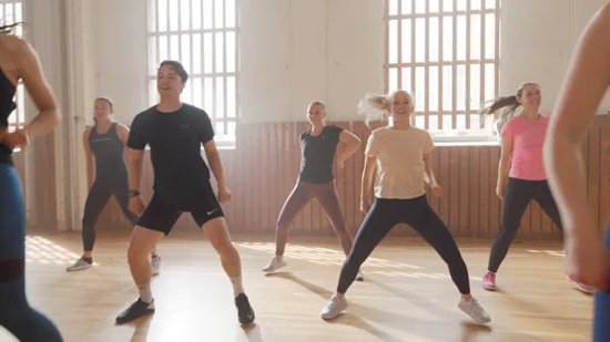 Glade mennesker som gjør dansetrinn med bein og armer. 