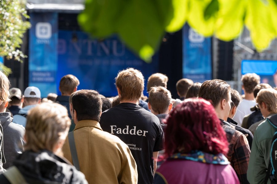 En fadder står med ryggen til kamera under immatrikulering i Trondheim