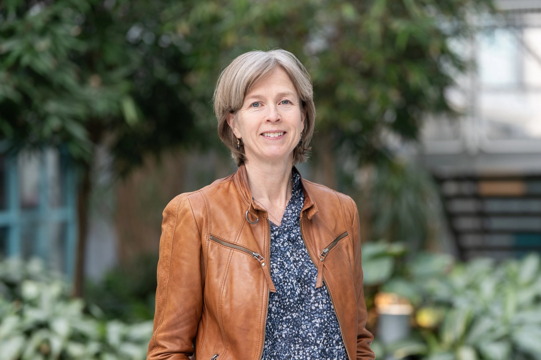 Anne-Lise Sagen Major, Viserektor, NTNU Ålesund, står innendørs i et fellesområde og ser mot kamera.