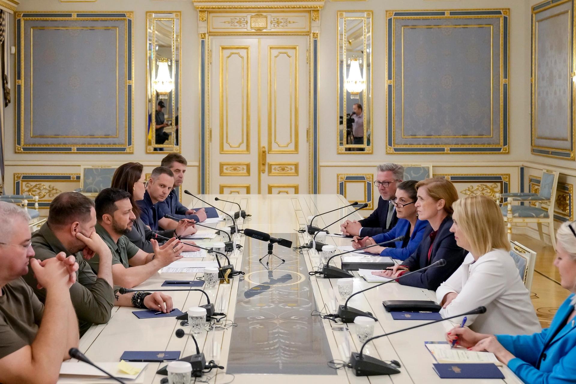 USAID Administrator Samantha Power and President of Ukraine Volodymyr Zelenskyy in a meeting.