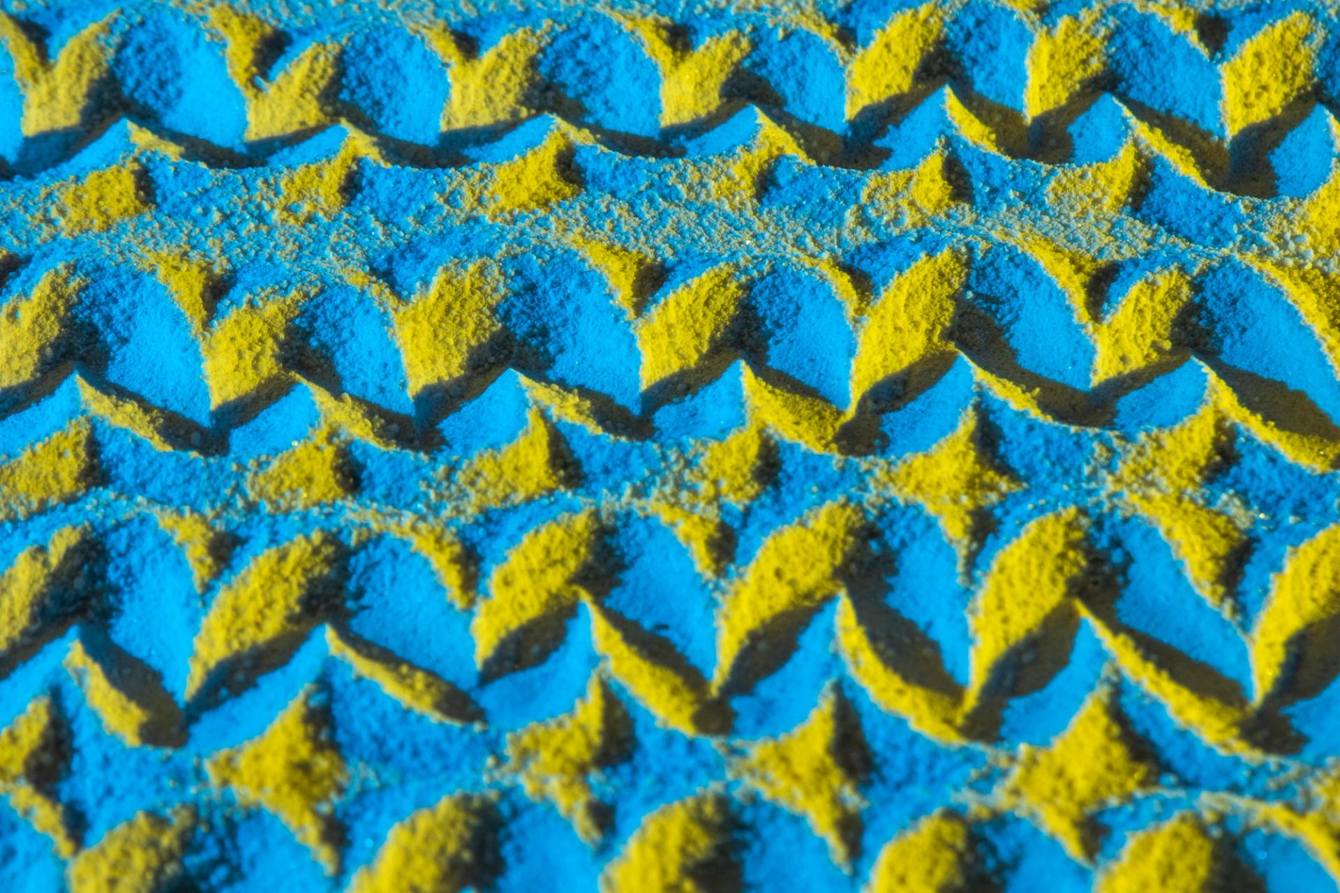 Geometrical sand shapes in blue and yellow