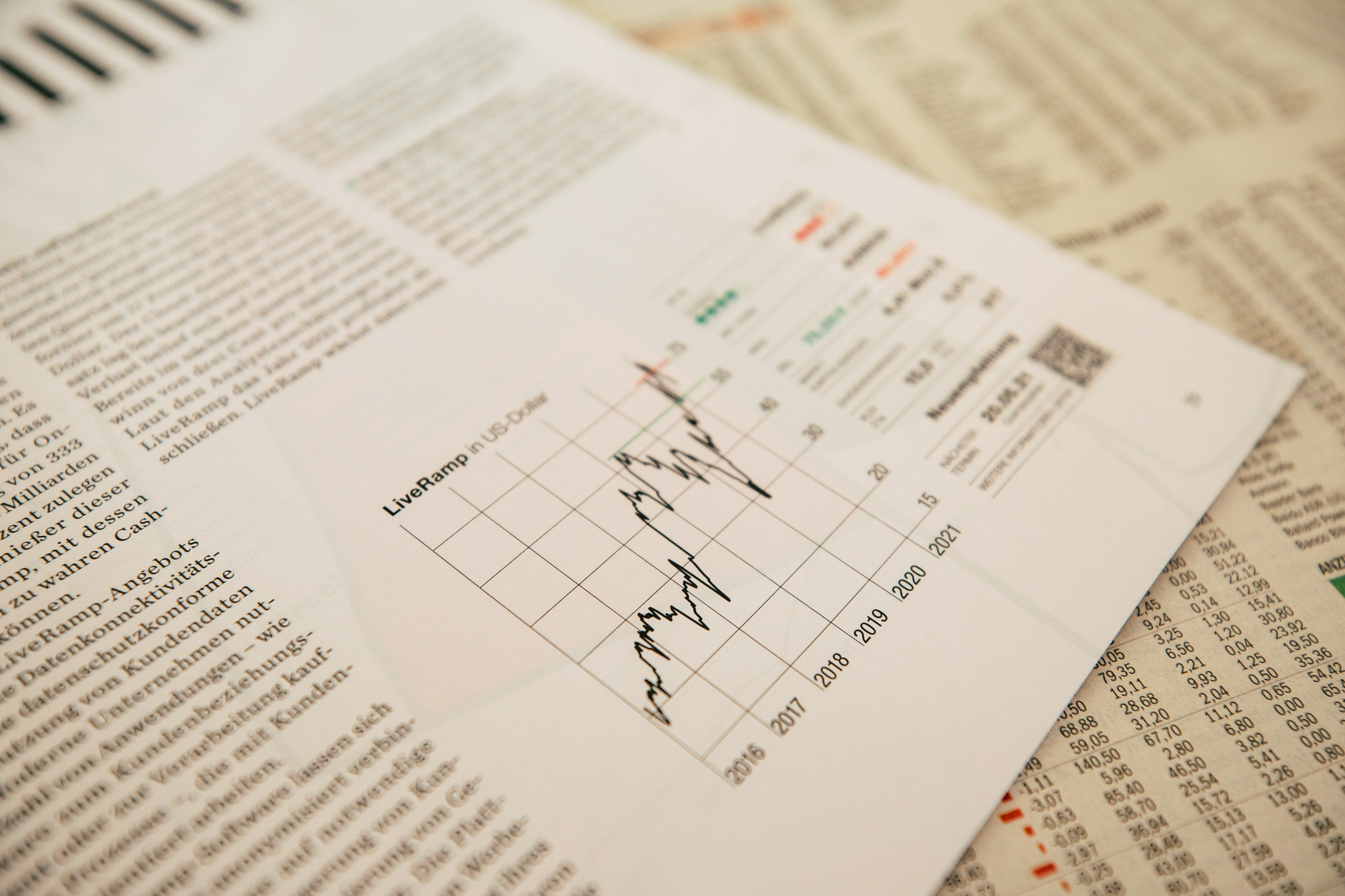 Equipment lease vs loan comparison table showing key differences