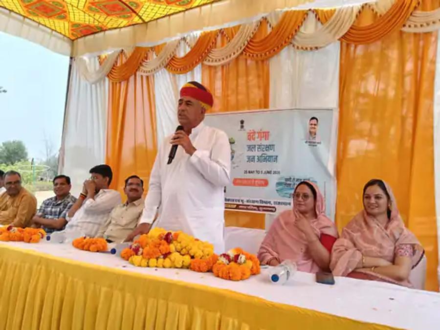सुजानगढ़ में वंदे गंगा जल संरक्षण अभियान:कलश यात्रा निकाली, दीपदान कर जलस्रोतों पर चलाया सामूहिक सफाई अभियान