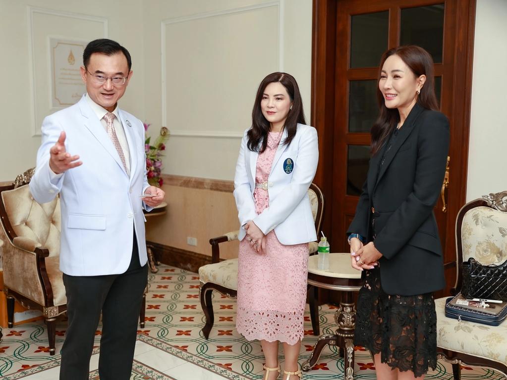 พี่แตนมอบเงินบริจาคให้กับมูลนิธิศิริราช