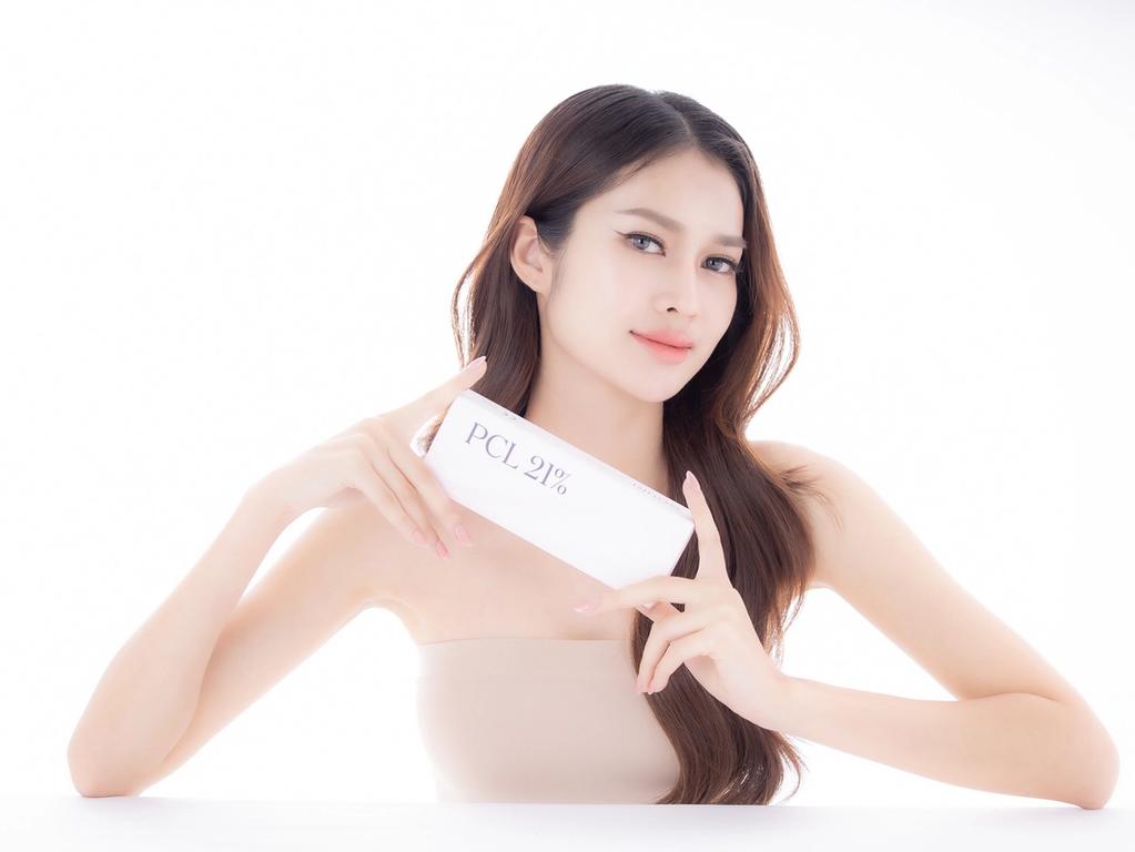 นางแบบถือกล่องผลิตภัณฑ์กูริ