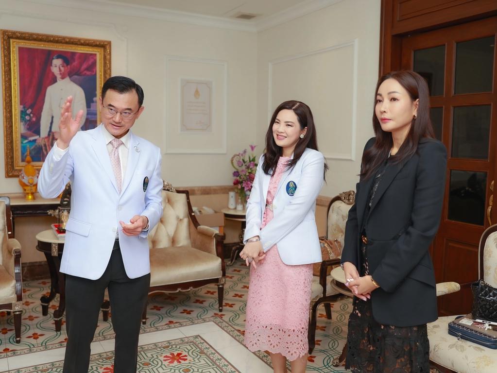 พี่แตนมอบเงินบริจาคให้กับมูลนิธิศิริราช