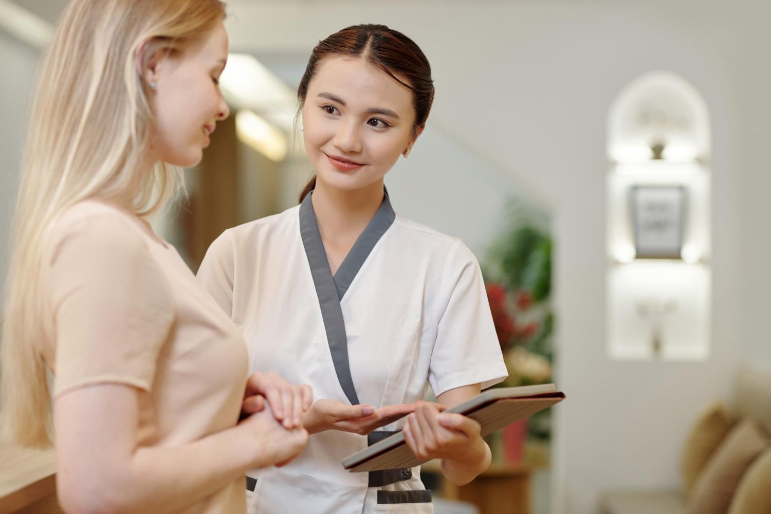 ชุติมา อัศนีรดากร Chutima Atsaniradakorn Edencolors