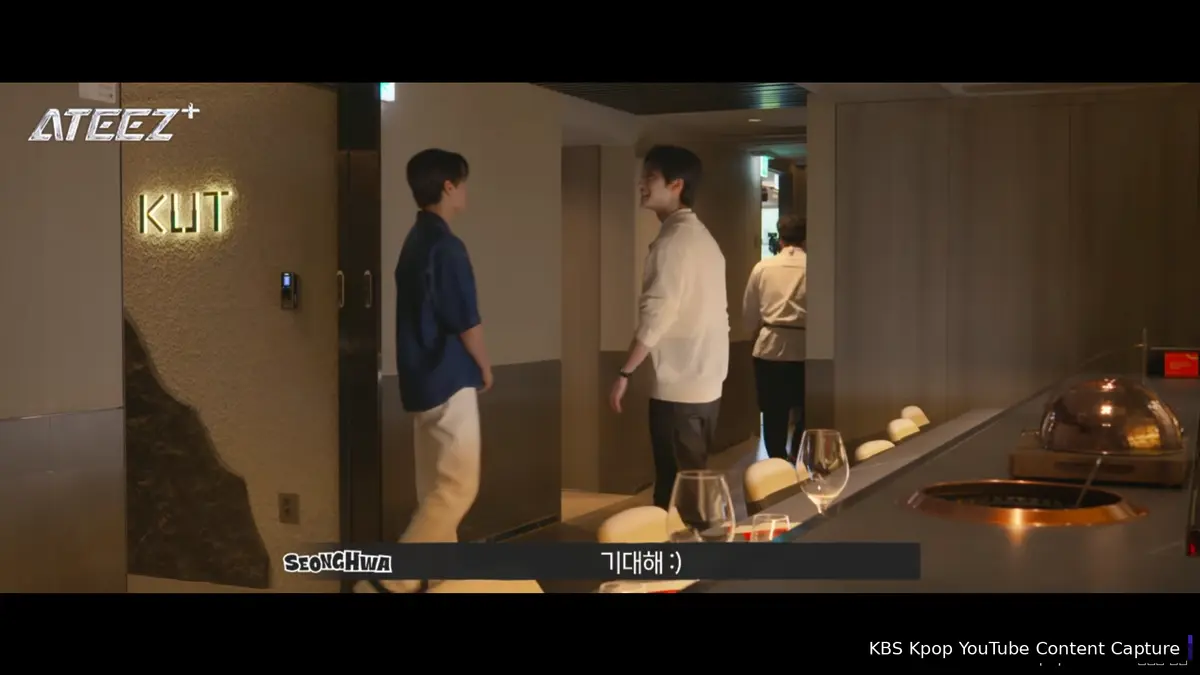 KUT SEOULに到着するATEEZのメンバー。灯りに照らされた看板の前を通り、おまかせカウンターへと向かう