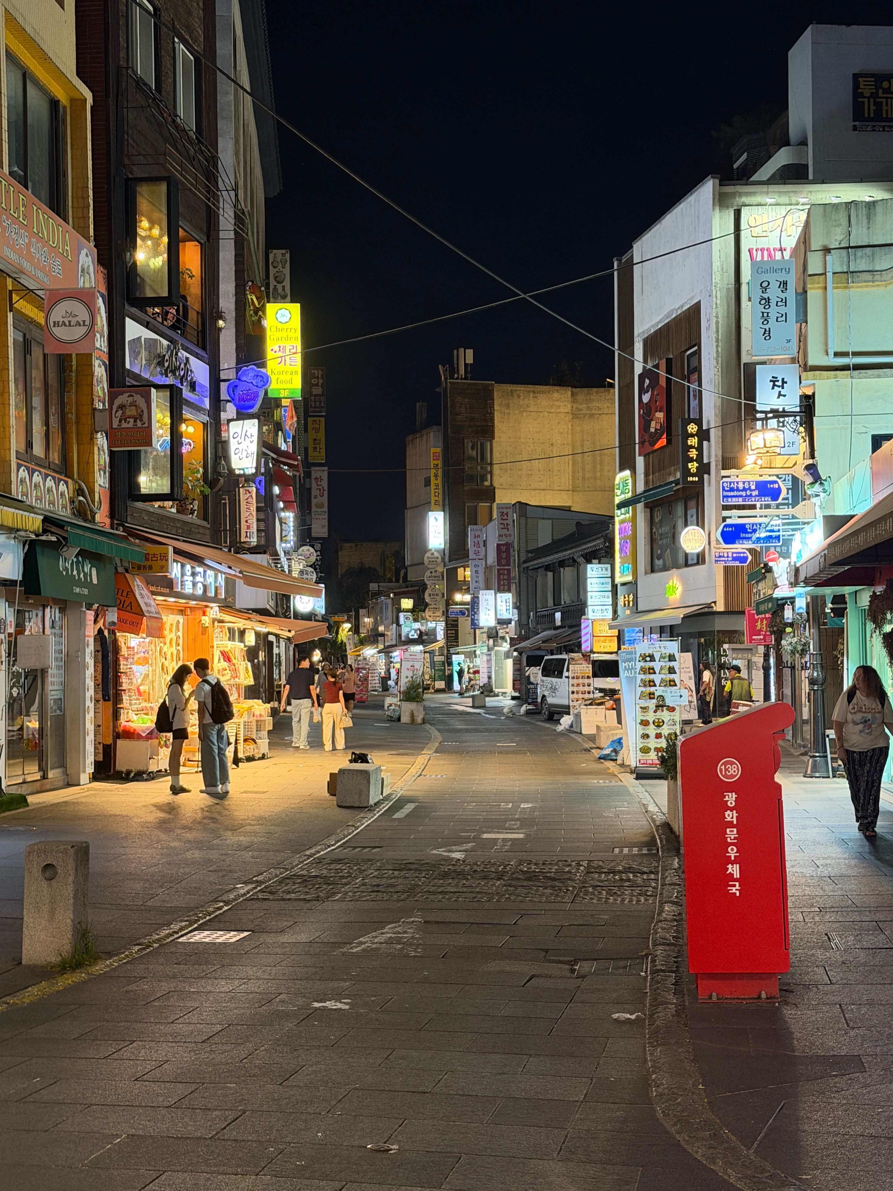 밤에 상점 간판이 켜진 조용한 인사동 거리