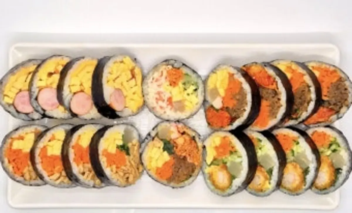 흰 접시에 가지런히 놓인 소시지·채소·불고기·새우 등 다양한 김밥