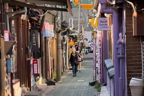 益善洞一条狭窄的韩屋巷弄,两侧排列着小店与咖啡馆
