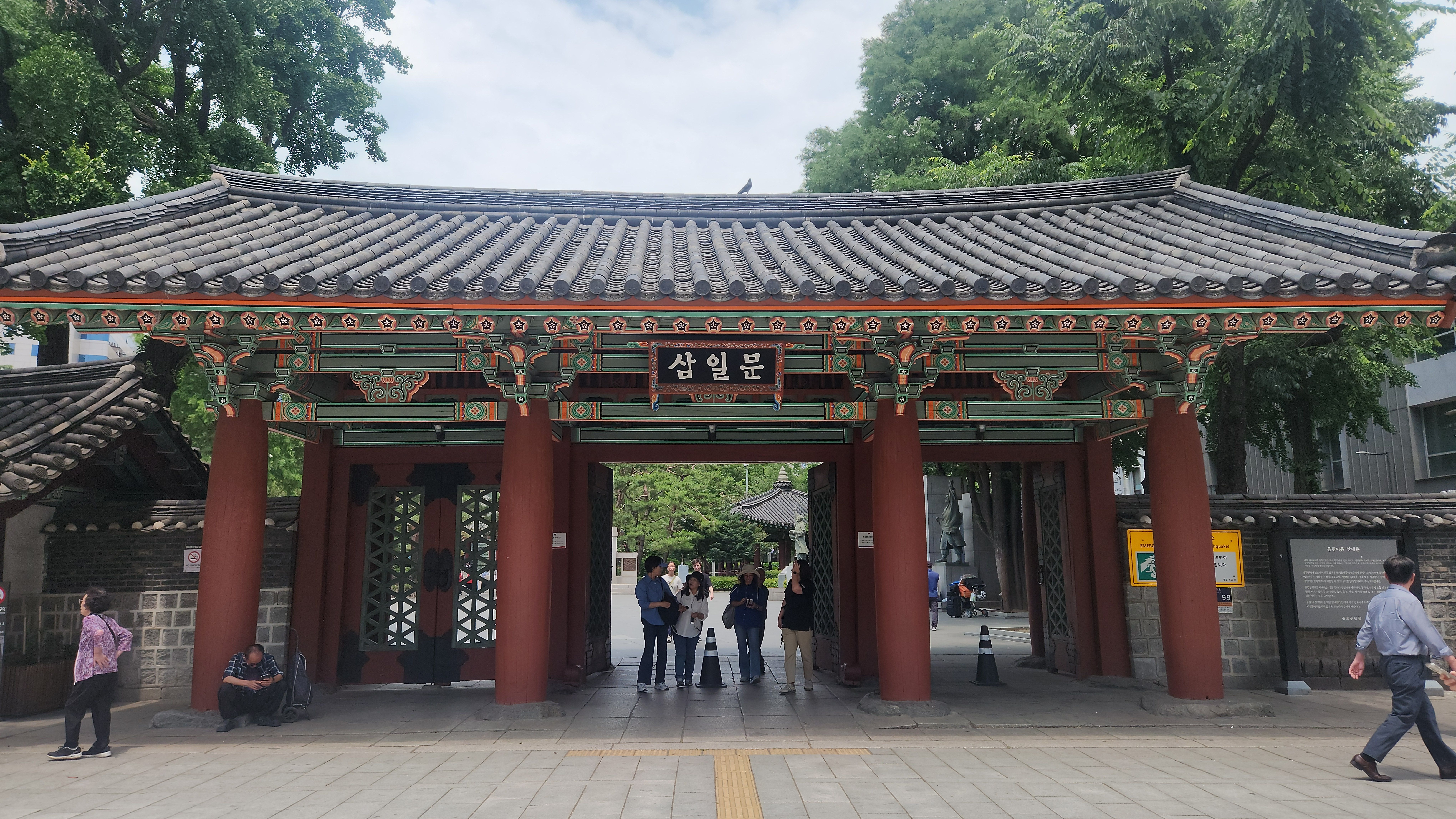 전통 붉은 기둥과 단청 처마를 갖춘 서울 종로 탑골공원의 삼일문