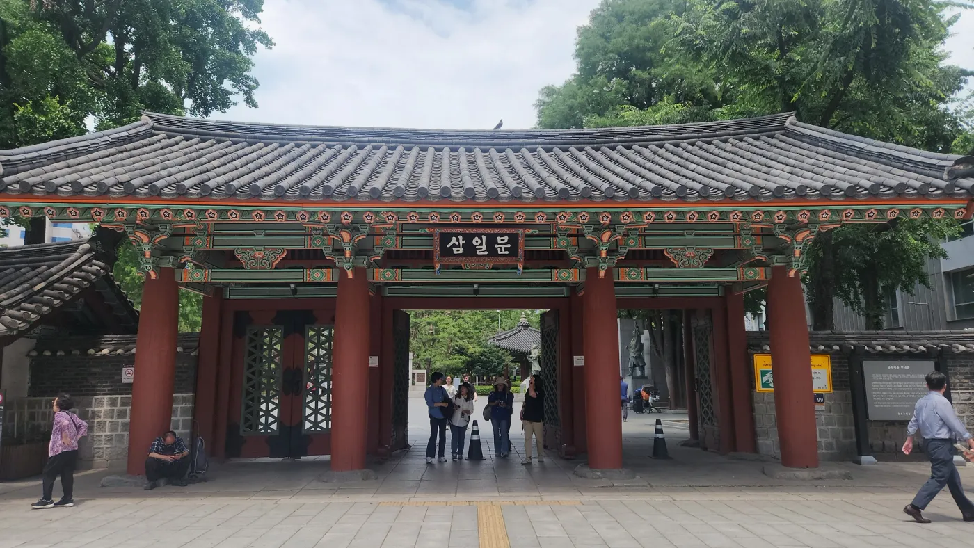 전통 붉은 기둥과 단청 처마를 갖춘 서울 종로 탑골공원의 삼일문