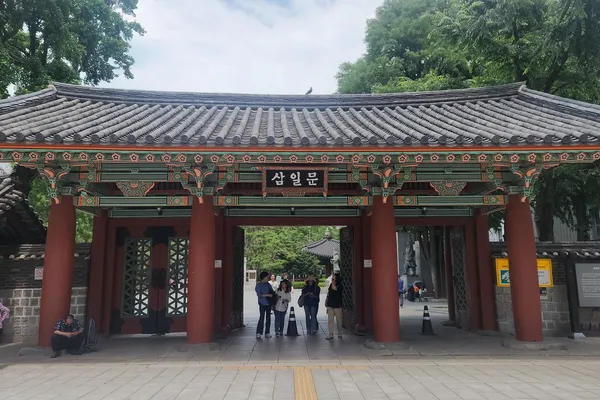 Samil Gate at Tapgol Park in Jongno, Seoul, with traditional red columns and dancheong-painted eaves