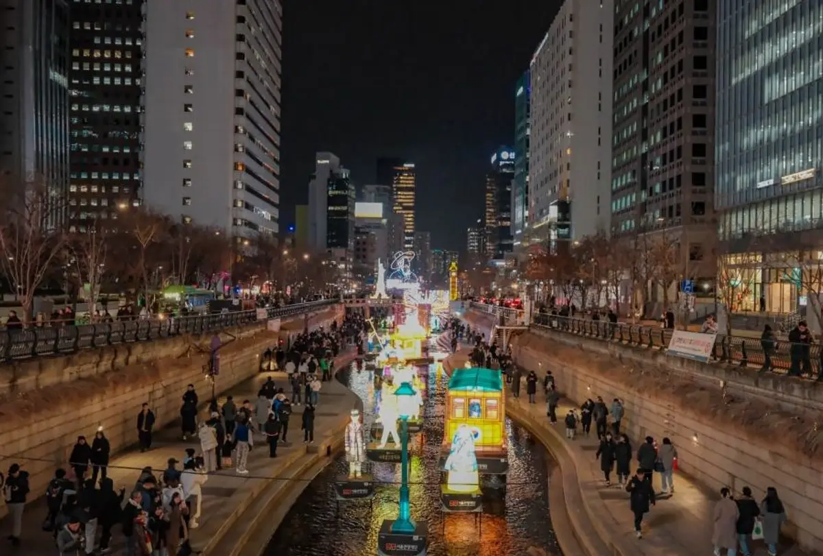 밤에 조명이 켜진 청계천