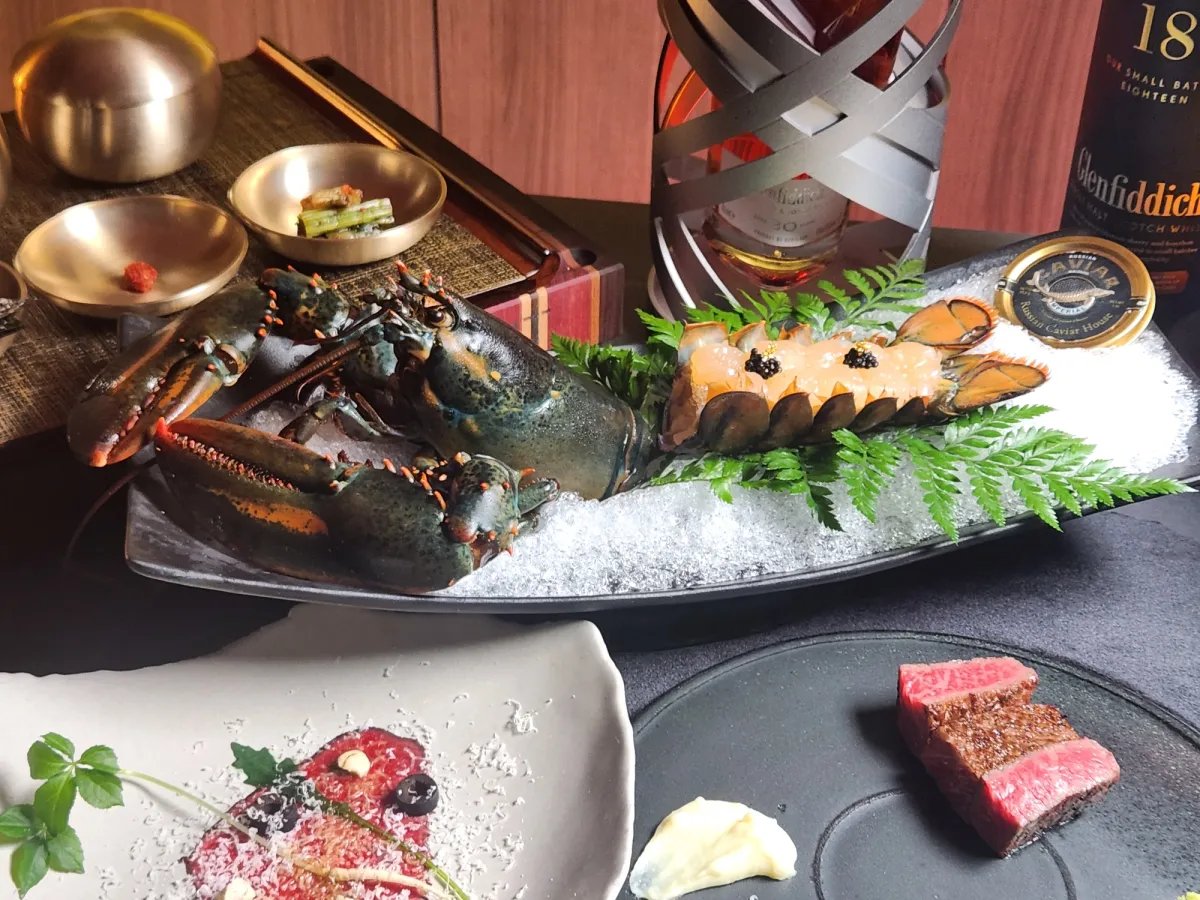 活け伊勢海老の刺身にキャビアを添え、韓牛のカルパッチョと焼き上げたステーキ、熟成グレンフィディックウイスキーと共に