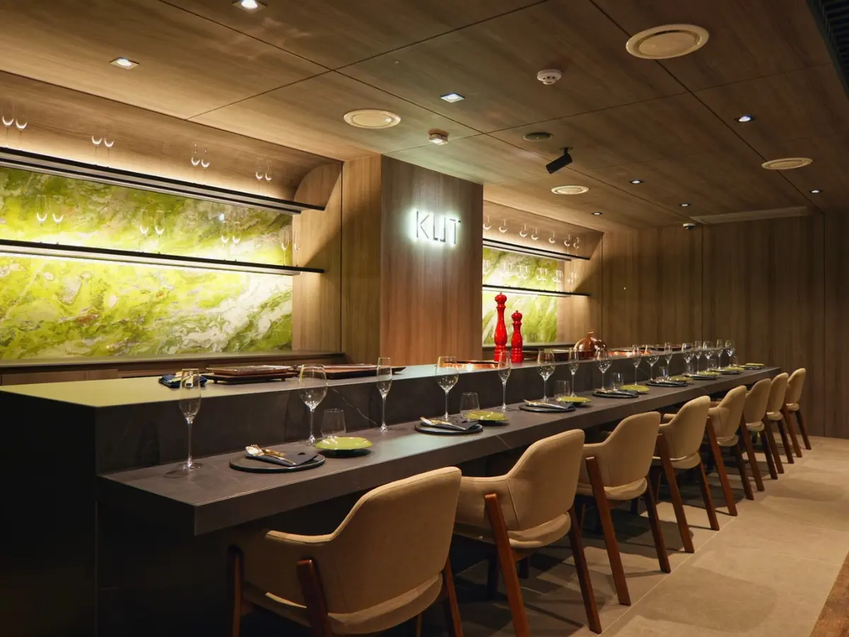 位于钟路 Hanol Tower 三楼的 KUT SEOUL 主厨吧台，共八席