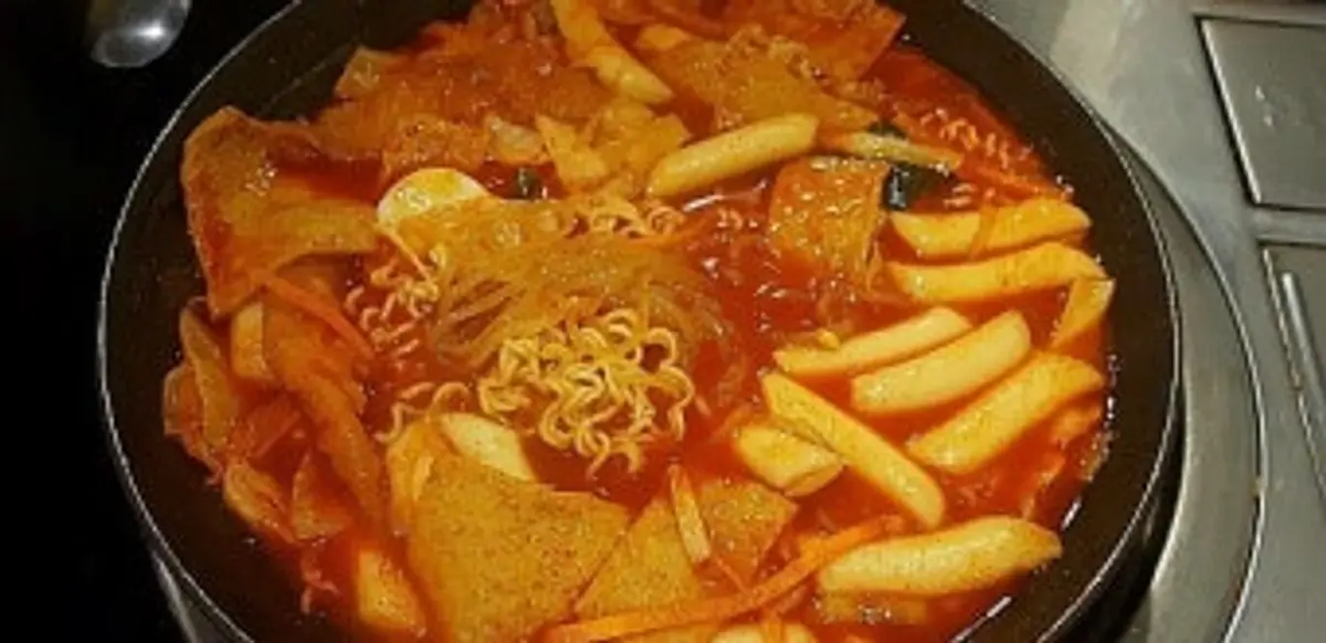 매콤한 고추장 국물에 떡, 라면, 어묵이 어우러져 끓어오르는 떡볶이 전골