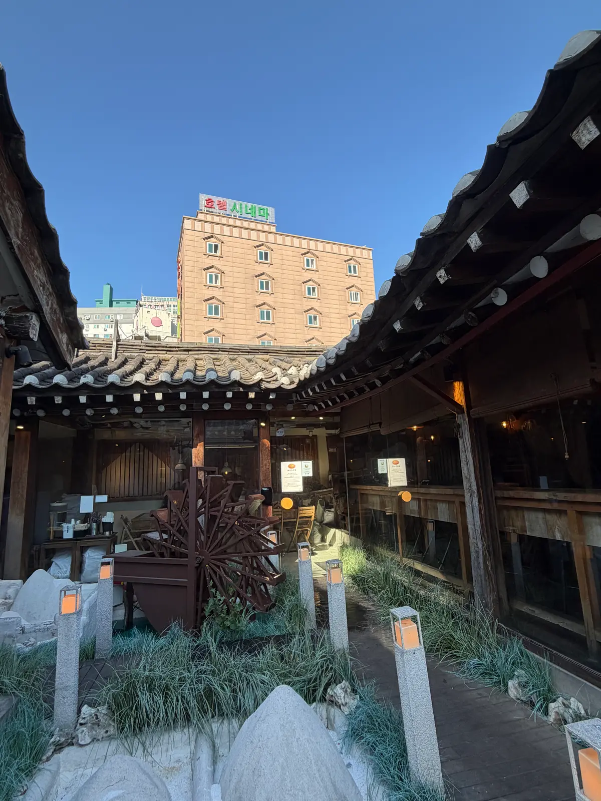 益善洞的一处韩屋咖啡馆庭院,有传统水车与瓦顶