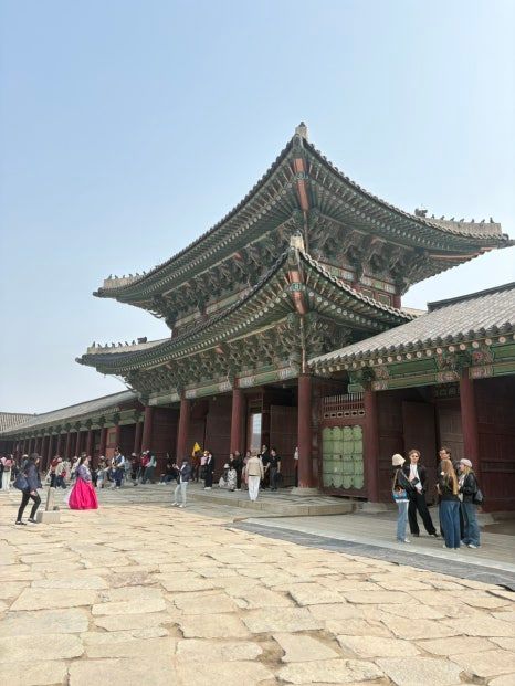 서울 종로의 해질녘 경복궁