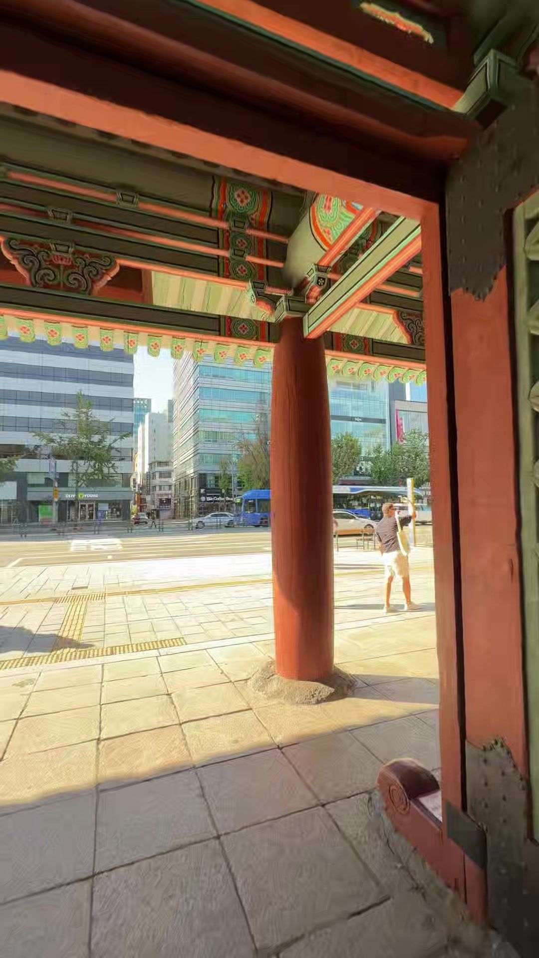 종묘 정문 아래에서 종로 거리를 바라본 풍경