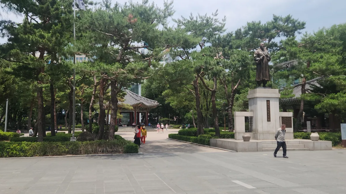 여름 오후, 손병희 동상과 전통 정자, 소나무가 어우러진 종로 탑골공원