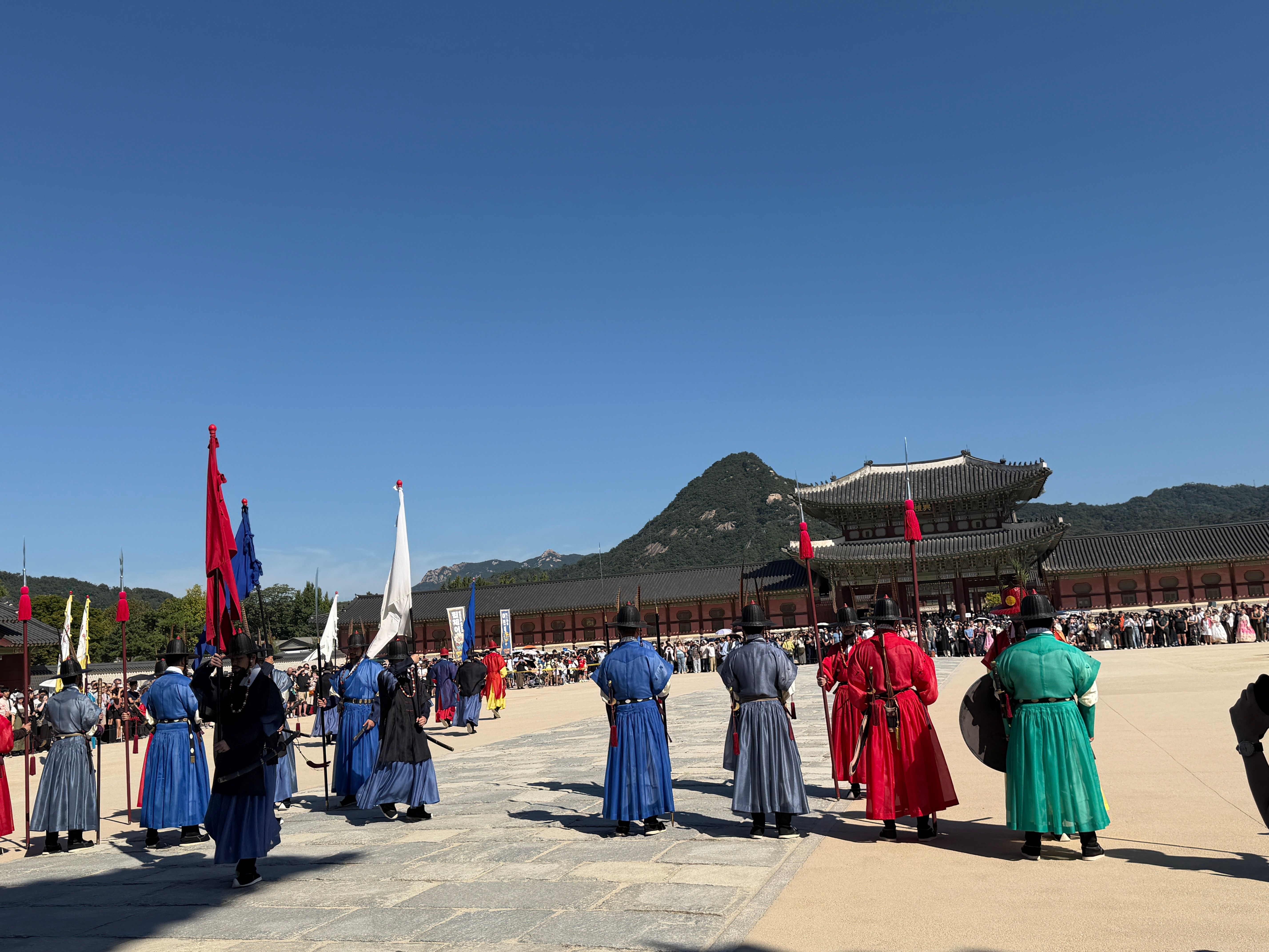 경복궁에서 전통 복식을 갖춘 수문군과 뒤편의 북악산