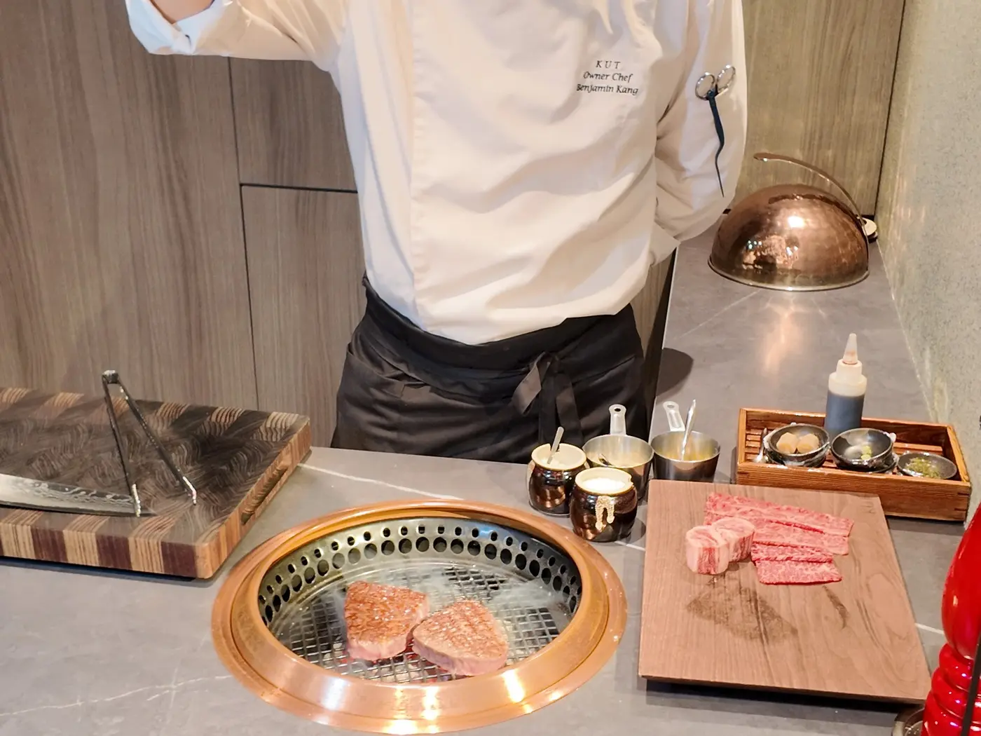 KUT SEOULのゲスト席で韓牛を焼くシェフ