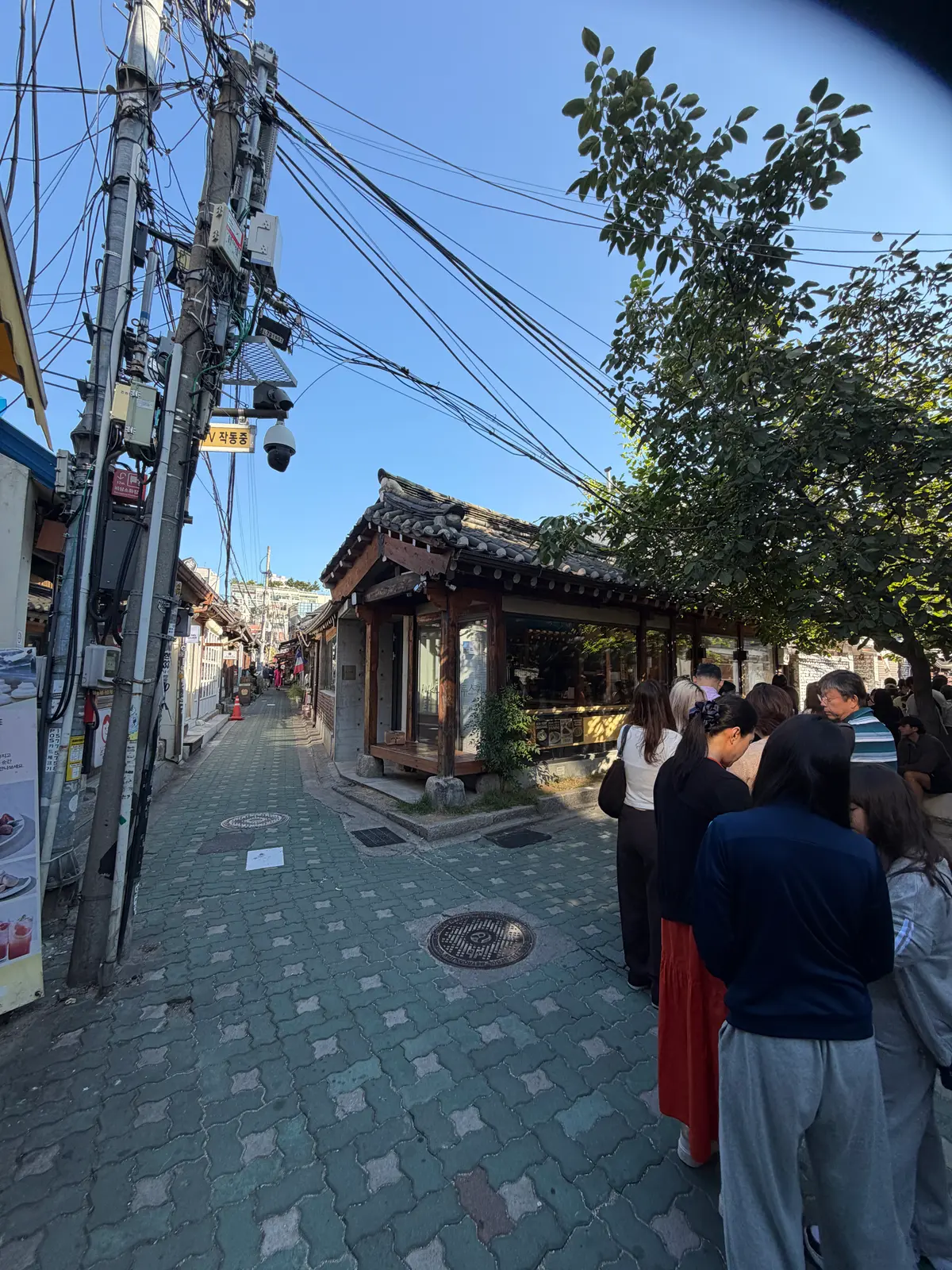 益善洞の人気韓屋カフェの前に並ぶ来店客の列