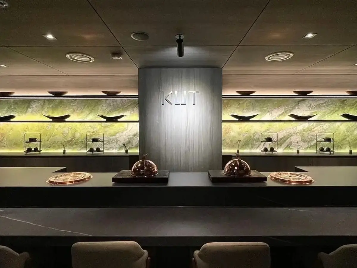 KUT SEOUL的8席主厨吧台，B KUT平日午餐套餐在此供应