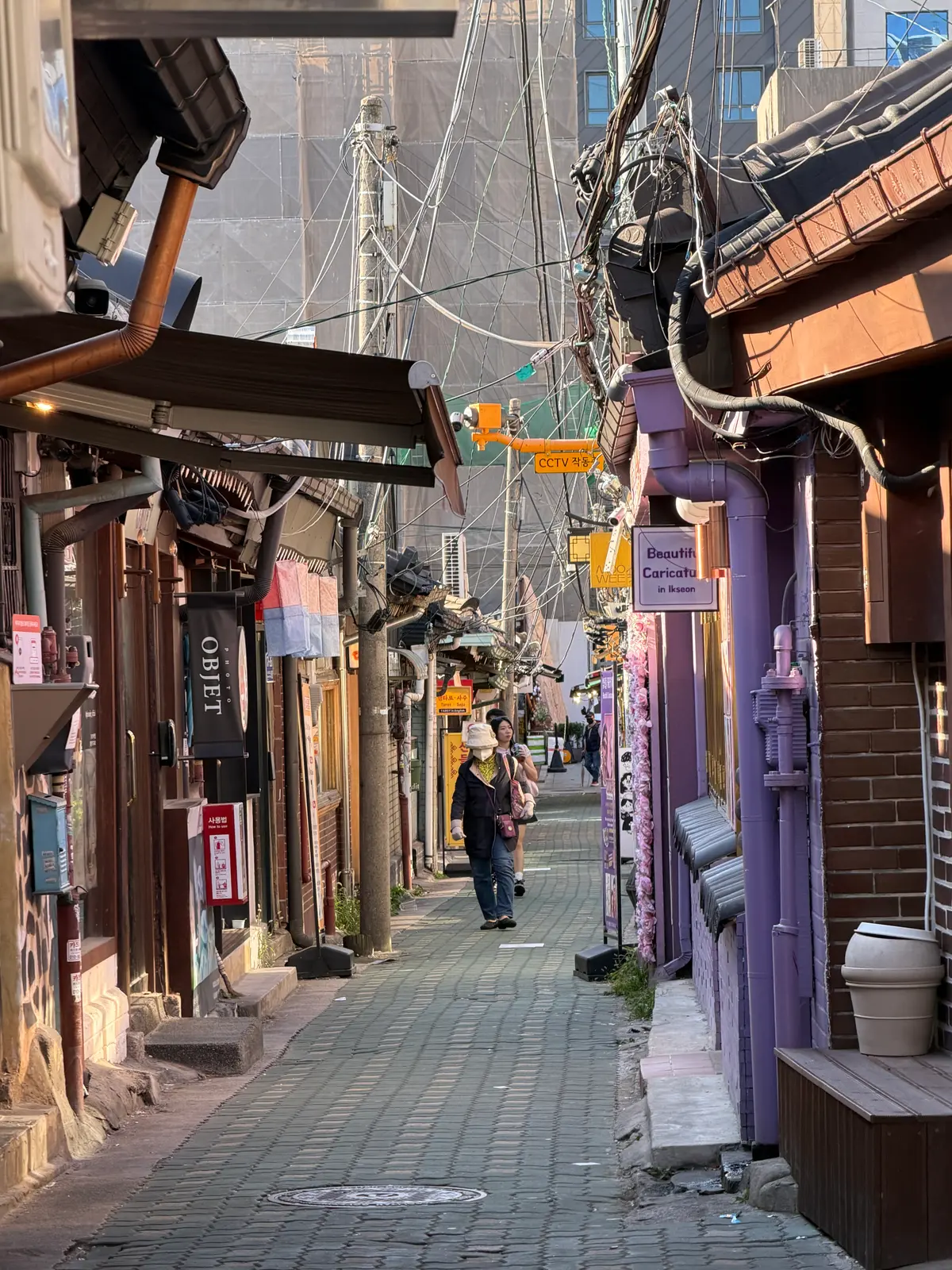 黄金色の夕陽が差し込む益善洞の狭く色とりどりの路地