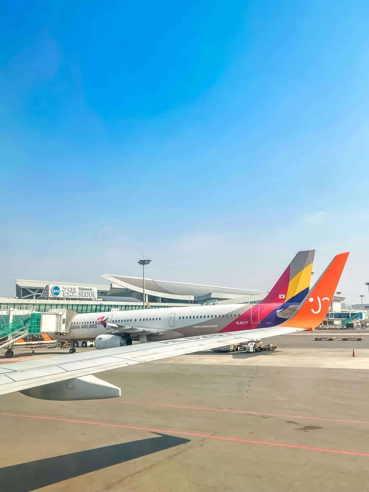 맑고 푸른 하늘 아래 서울 김포국제공항 게이트에 정차해 있는 아시아나항공 항공기