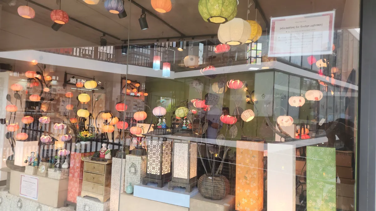 ソウル仁寺洞の韓紙ランタン店のショーウィンドウに展示されたパステル色合いの手作り蓮の灯