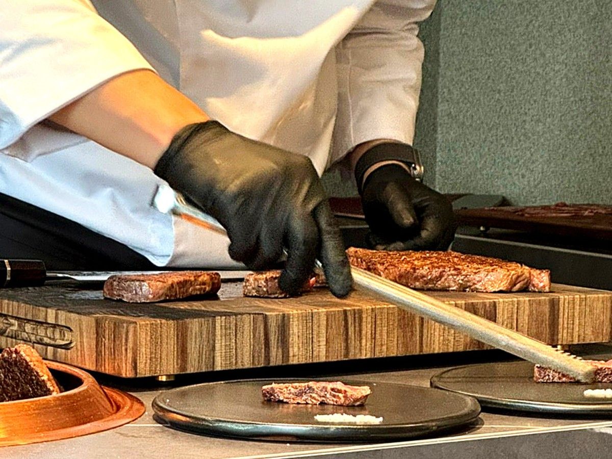 Chef Benjamin Kang slicing the day's cut of four-week wet-aged Hanwoo at the KUT SEOUL counter