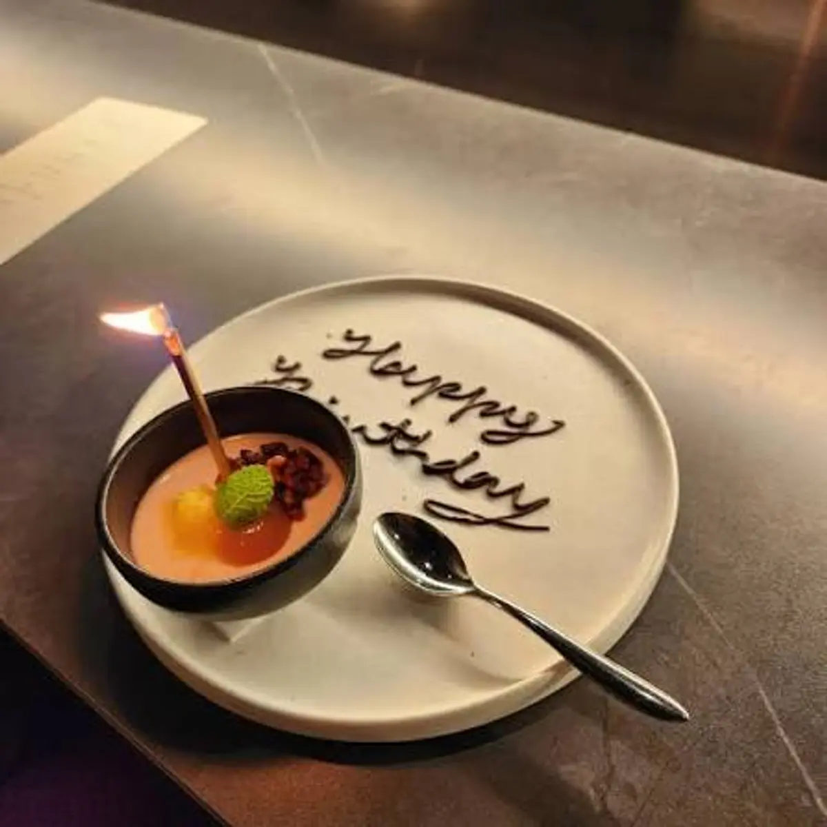 KUT SEOUL 带有生日文字的庆祝甜点