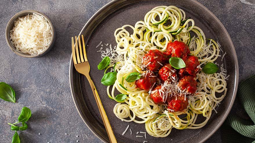  A plate full of spaghetti and tomatoes 