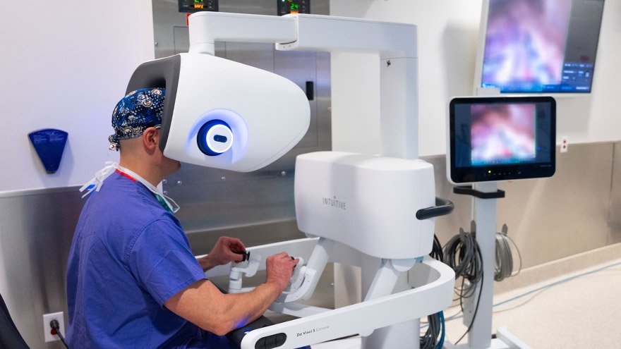 Dr. Ayzengart preforming robotic surgery