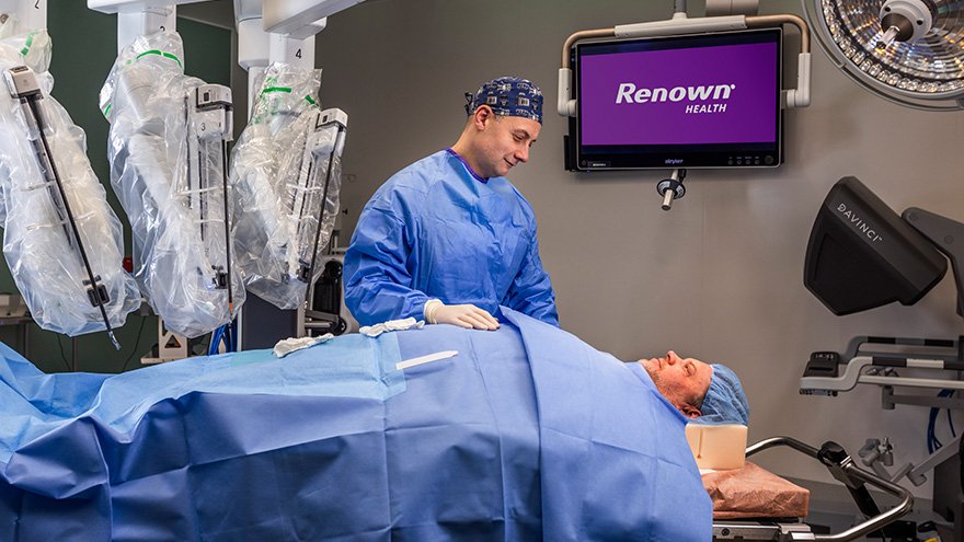 Dr. Ayzengart working with bariatric patient