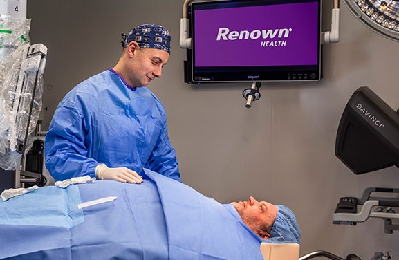 Dr. Ayzengart working with bariatric patient