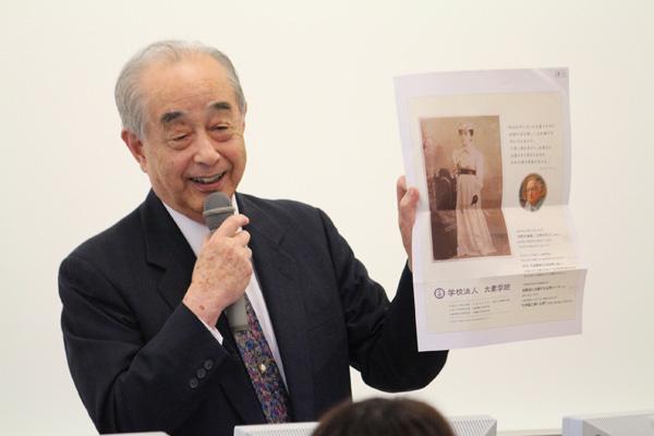 講演中の花村理事長