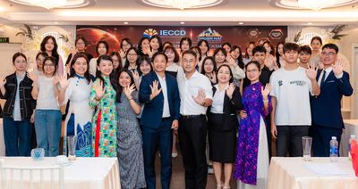Tập thể đoàn đại biểu IECCD & HSRC tại buổi lễ khai giảng.