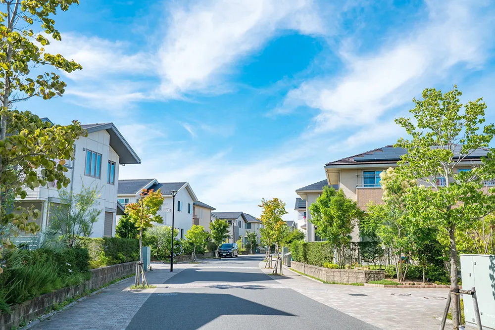 損害保険がカバーする住宅街の風景