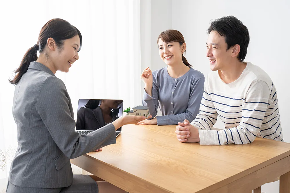 保険担当者から個人のお客様への提案の様子